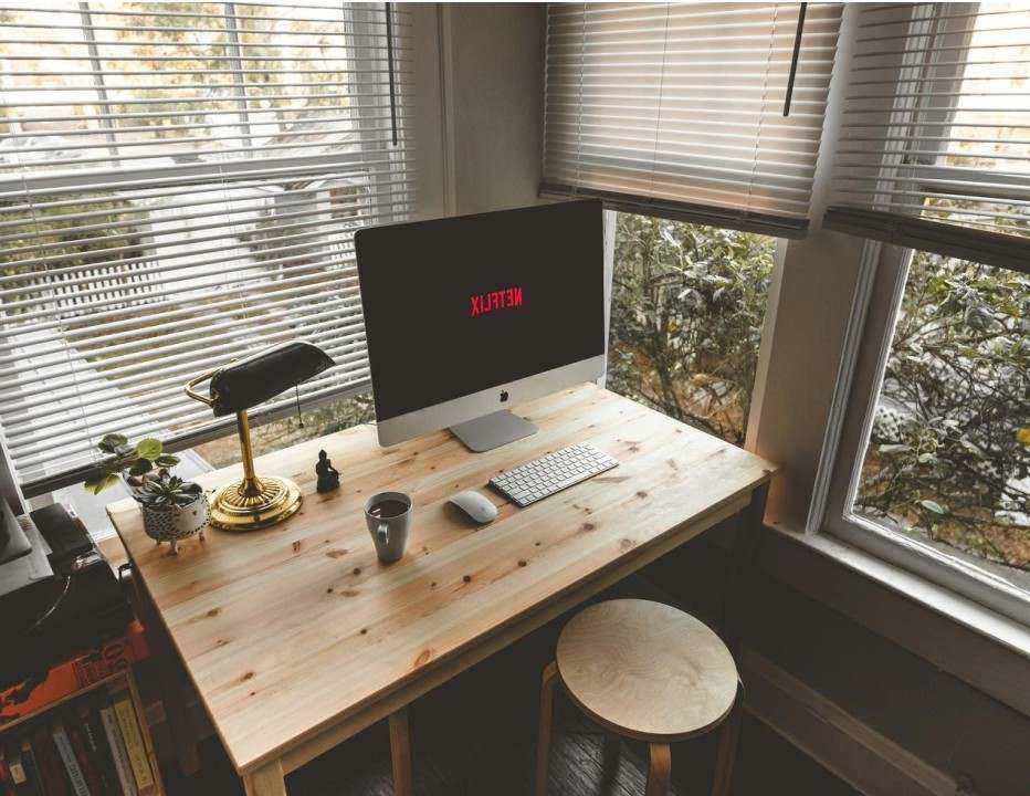 Set de accesorios en escritorio moderno